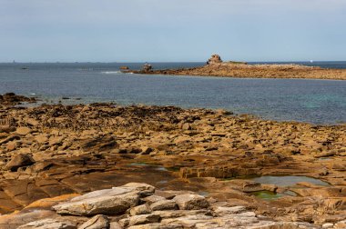 Cotes d 'Armor, Brittany, Fransa kıyılarında, deniz, güneş ve Grande ile baş döndürücü bir yaz manzarası..