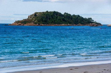 Millau Adası manzaralı, berrak mavi gökyüzü ve dingin mavi deniz ile Brittany, Fransa 'da nefes kesici bir yaz manzarası..