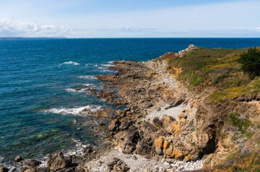 Brittany 'nin Cotes d' Armor 'daki kıyı şeridi, ışıl ışıl deniz ve kumlu kumsalla nefes kesici bir yaz manzarası..