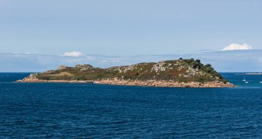 Cotes d 'Armor' daki Brittany sahilinin ışıltılı denizi ve kumlu sahili nefes kesici bir yaz manzarası.