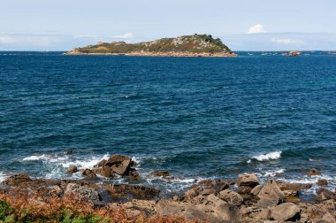 Cotes d 'Armor' daki Brittany sahilinin ışıltılı denizi ve kumlu sahili nefes kesici bir yaz manzarası.