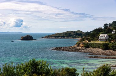 Cotes d 'Armor' daki Brittany sahilinin ışıltılı denizi ve kumlu sahili nefes kesici bir yaz manzarası.