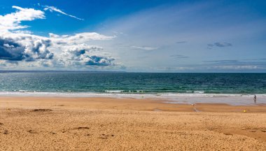 Cotes d 'Armor' daki Brittany sahilinin ışıltılı denizi ve kumlu sahili nefes kesici bir yaz manzarası.