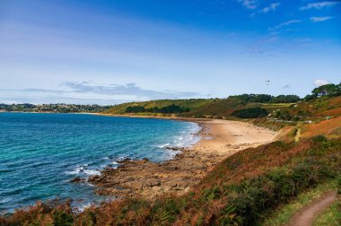 Cotes d 'Armor' daki Brittany sahilinin ışıltılı denizi ve kumlu sahili nefes kesici bir yaz manzarası.