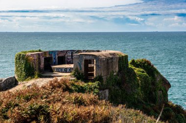 Denize bakan, Brittany kıyısındaki Alman 2. Dünya Savaşı sığınaklarının kalıntıları. Geçmiş çağın tarihi kalıntıları..