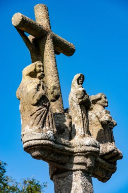 Çarpıcı bir Breton granit süvarisi anıtı, Brittany 'nin zengin kültürel mirasının ikonik bir sembolü.