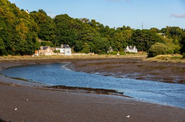 Bereketli yeşilliklerle çevrili sakin Leger Nehri 'ni Brittany, Fransa' da sakin bir yol boyunca gösteren nefes kesici doğal bir manzara..