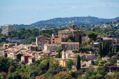 Fransa 'nın Cagnes-sur-Mer kentindeki büyüleyici Hauts de Cagnes köyü ve Chateau' nun nefes kesici manzarası tarihi güzellikleri gözler önüne seriyor..