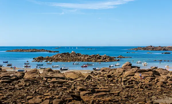 Naturskön Kustutsikt Över Bretagnes Tregastel Strand Solig Sommardag Med Azurvatten — Stockfoto