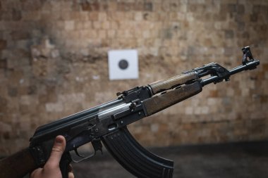 Atış poligonunda bir adamın elinde yaşlı AK 47, yakın çekim fotoğrafı. Yüksek kalite fotoğraf