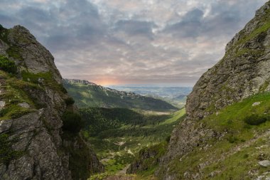 Polonya Tatra Dağları 'nda gün batımında dağ manzarası yazın Zakopane, kümülüs bulutları içinde gökyüzü. Yüksek kalite fotoğraf