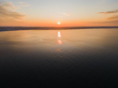 Deniz batımı kıyıya doğru, bir drondan fotoğraf. Yüksek kalite fotoğraf