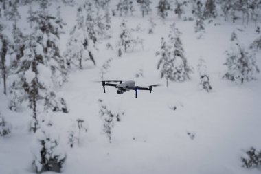 Kışın açık havada uçan kameralı bir drone.. 