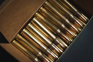 5.56x45mm 'lik bir tüfeğin fişekleriyle dolu bir kutu.. 