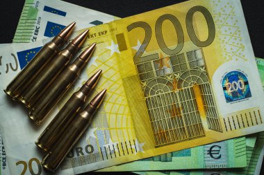 Avrupa para banknotları ve tüfek fişekleri, Avrupa 'da silah ve mühimmat satın alma konusunda fotoğraf. Yüksek kalite fotoğraf