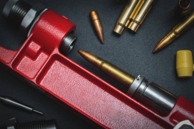 Tüfek fişekleri, el baskısı ve 7.62x39mm kalibre fişekler dolduruluyor. Yakın plan fotoğraf. Yüksek kalite fotoğraf