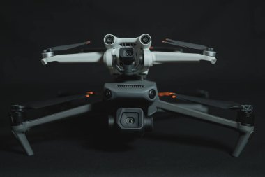 Kameralı büyük ve küçük bir dron. Yüksek kalite fotoğraf