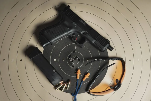 Eine Schießscheibe Mit Einschusslöchern Der Mitte Eine G19 Pistole Schutzbrille — Stockfoto