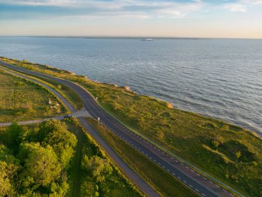 Yaz günü gün batımında uçurumun kenarındaki deniz kenarındaki yol. Yüksek kalite fotoğraf