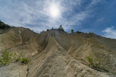 Estonya doğasında, sıcak bir yaz gününde Rummu taş ocağında kireçtaşı tepeleri. Yüksek kalite fotoğraf