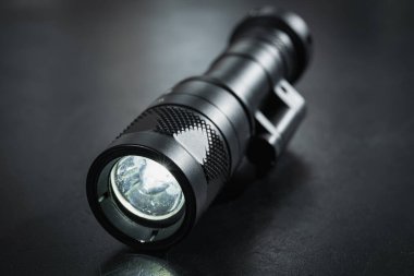 Taktiksel el feneri, yakın plan fotoğraf. Yüksek kalite fotoğraf