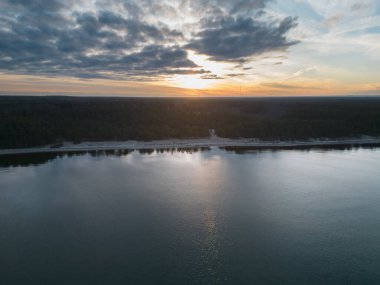 Kaberneeme sahilinde güzel bir deniz batımı. Drone görünümü. 