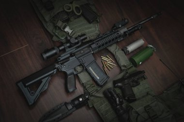 Sivil taktik silahlar. Tabak taşıyıcı, optik görüşlü tüfek, gece görüşü, susturucu, tabanca, bıçak, sis bombası. Yüksek kalite fotoğraf