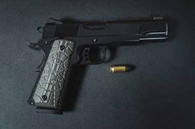 Amerikan M1911 45 kalibrelik yakın plan. Yüksek kalite fotoğraf