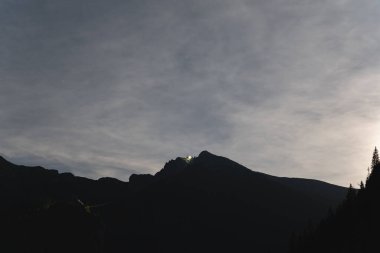 Polonya Tatra Dağları 'ndaki gece sahnesi, ay ışığıyla aydınlanan bulutlar. Yüksek kalite fotoğraf