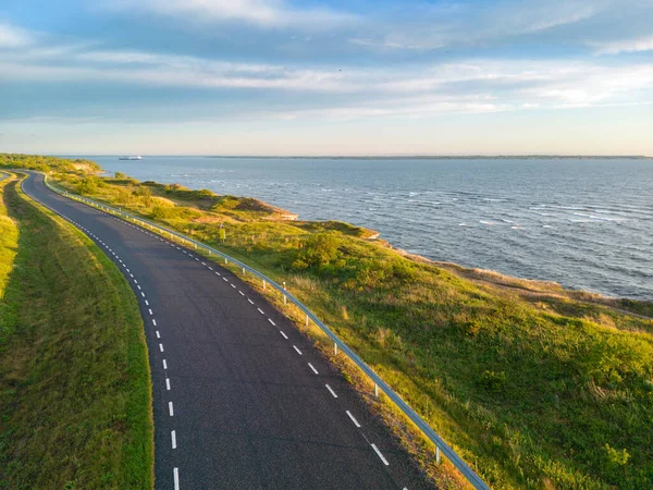 Yazın Paldiski yarımadasındaki deniz uçurumunun yanındaki yol. Yüksek kalite fotoğraf