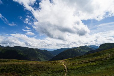 Polonya Tatralarındaki dağ manzarası. Gökyüzü kümülüs bulutlarıyla kaplıdır. Yüksek kalite fotoğraf