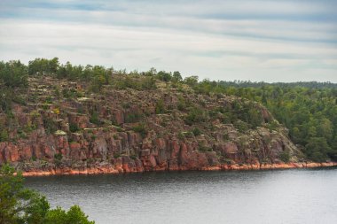 Bir yolcu gemisi gün batımında Aland Adaları yakınlarında denize açılır. Yüksek kalite fotoğraf