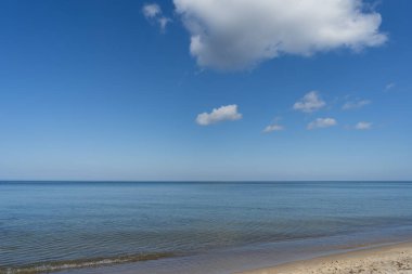 Doğadaki bir adamın elinde büyük, katlanmış bir taktik bıçağı, yakın plan fotoğrafı. Yüksek kalite fotoğraf