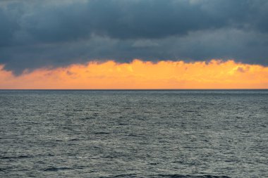 Deniz manzarası, bulutlu bir gökyüzünde gün doğumu. Yüksek kalite fotoğraf