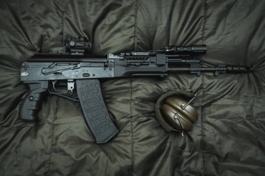 Modern Rus silahı, taktik teçhizatlı AK 12. Yüksek kalite fotoğraf