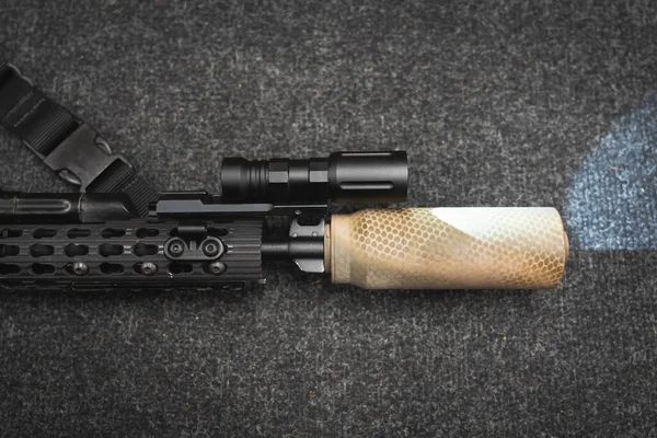 Taktik silah, susturuculu tüfek ve el feneri, yakın plan fotoğraf. Yüksek kalite fotoğraf