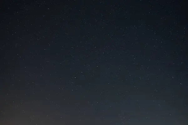 Açık yıldızlı gece gökyüzünün fotoğraf arkaplan dokusu. Yüksek kalite fotoğraf