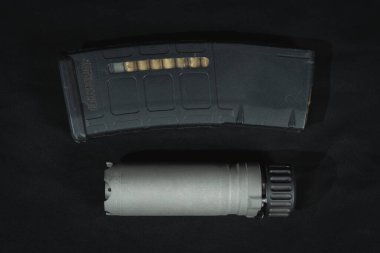 Dolu bir şarjör, susturucu ve yakın plan fotoğraf. Yüksek kalite fotoğraf