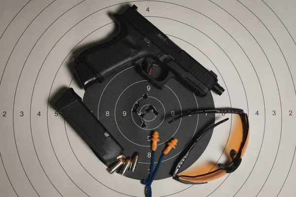 Eine Schießscheibe Mit Einschusslöchern Der Mitte Eine Pistole G19Gen5 Schutzbrille — Stockfoto