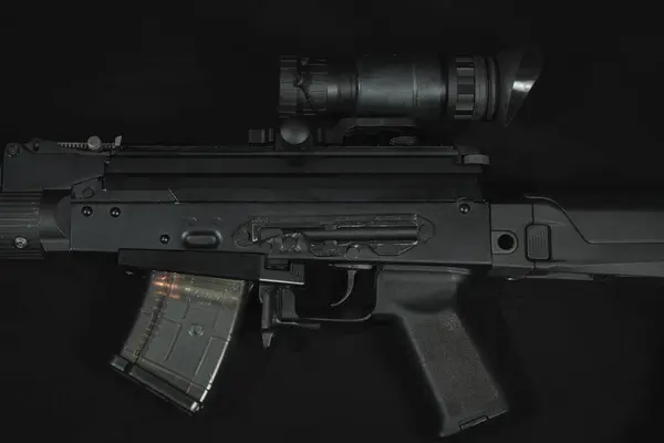 Gece görüş cihazlı AKM saldırı tüfeği, yakın plan fotoğraf. Yüksek kalite fotoğraf