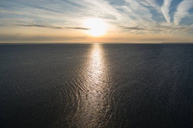 Baltık Denizi 'nde deniz batımı, kışın insansız hava aracının çektiği fotoğraf. Yüksek kalite fotoğraf