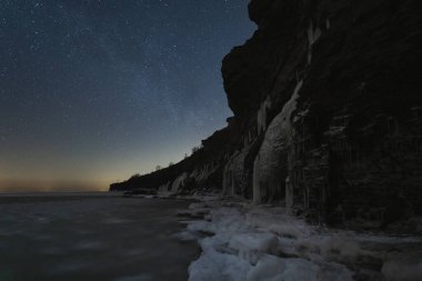 Gece manzarası, Paldiski deniz uçurumu manzarası ve yıldızlı gökyüzü. Düşük ışık fotoğrafçılığı. 