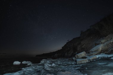Gece sahnesi, Estonya doğası, Paldiski deniz uçurumu manzarası ve yıldızlı gökyüzü. Yüksek kalite fotoğraf
