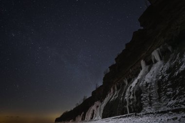 Gece manzarası, Paldiski deniz uçurumu manzarası ve yıldızlı gökyüzü. Estonya manzarası. 