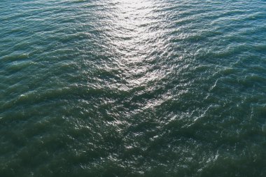 Deniz manzarası, açık denizde su, insansız hava aracının fotoğrafı. Yüksek kalite fotoğraf