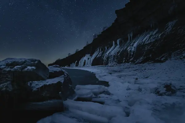 에스토니아 절벽과 별빛의 하늘의 — 스톡 사진