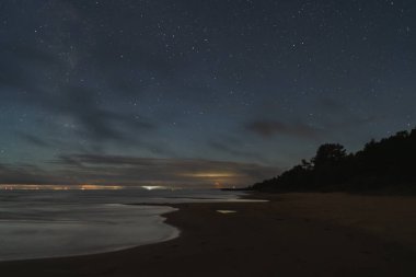 Gece sahnesi, Peipus Gölü 'nün kumlu sahili ve baharda yıldızlı gökyüzü.. 