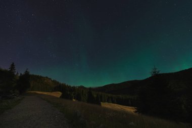 Polonya Tatralarında gece manzarası, kuzey ışıkları. 