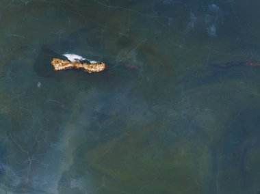 Fotoğraf arkaplan dokusu, göldeki çatlak buz, insansız hava aracı görüntüsü.. 