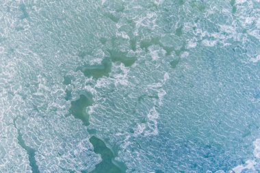 Baltık Denizi 'nde eriyen buz, kıyı şeridi, İHA' nın fotoğrafı.. 